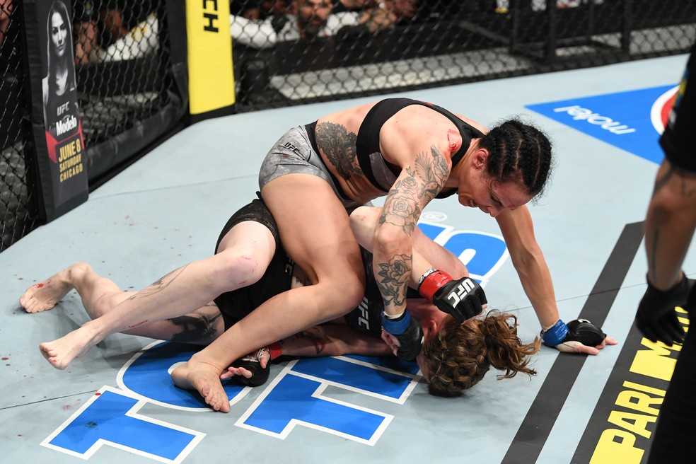 Lina Lansberg golpeia Tonya Evinger no chÃ£o no UFC Estocolmo â?? Foto: Getty Images