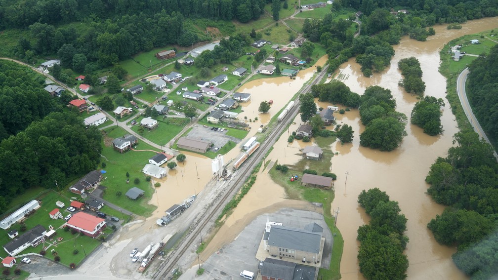 Imagem aérea mostra inundações no estado americano de Kentucky — Foto: Andy Beshear/Handout via REUTERS.