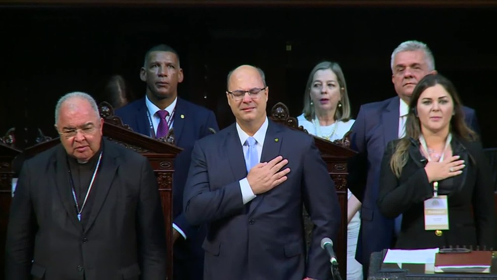 Witzel chora durante a execução do Hino Nacional na posse — Foto: Reprodução/GloboNews