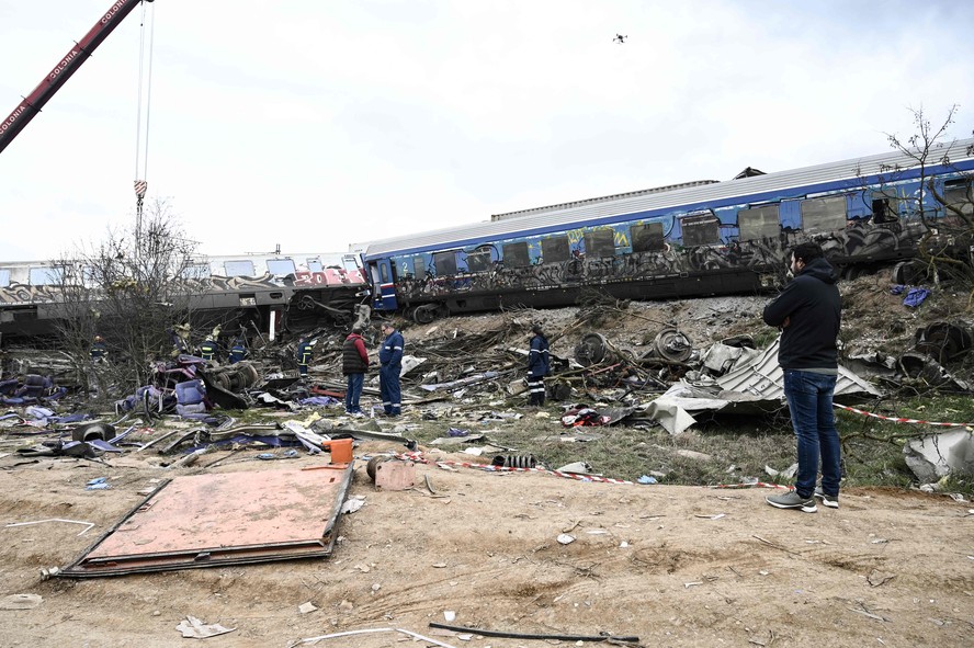 Policiais e investigadores analisam destroços após acidente de trem em Lárissa, na Grécia