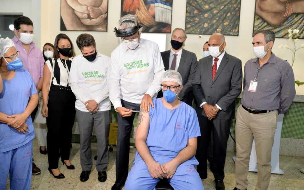 Reinaldo Barcelos Ferro Júnior recebeu primeira dose da vacina contra Covid-19, em Goiânia, Goiás — Foto: Governo de Goiás/Divulgação