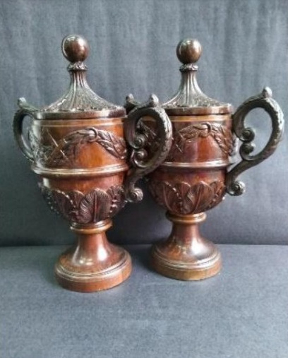 Urnas Maçônicas fabricadas em madeira entalhada — Foto: IHGAL