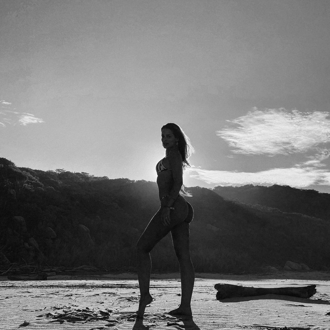 Yasmin Brunet na praia (Foto: Reprodução Instagram)