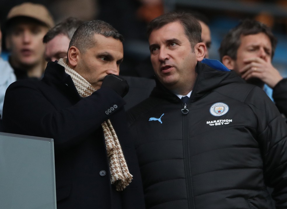 Khaldoon Al Mubarak, à esquerda, conversa com Ferran Soriano, CEO do Manchester City — Foto: Getty Images