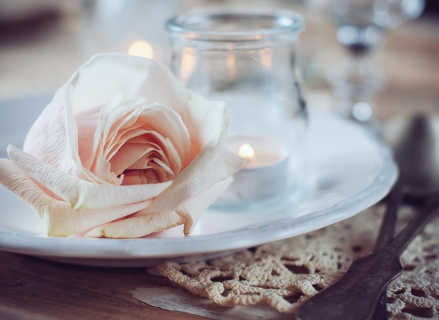 jantar romântico velas flores  (Foto: Thinkstock)