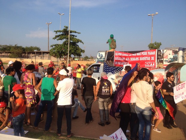 Manifestantes se reuniram na Zona Leste de Porto Velho para um ato público contra o pedido de impeachment da presidente Dilma (Foto: Mary Porfiro/G1)