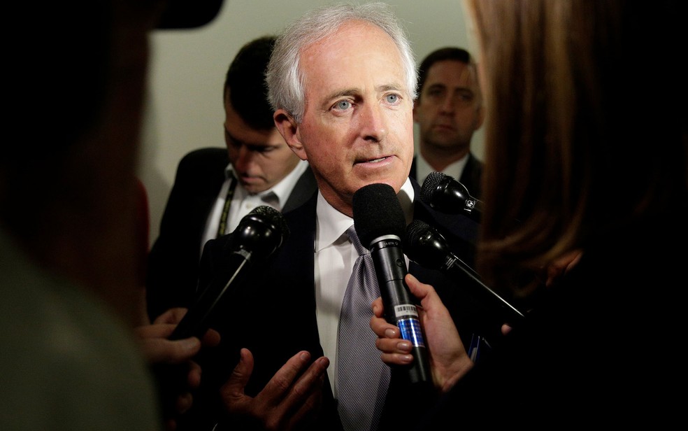 O senador republicano Bob Corker, do Tennessee, fala a jornalistas no Capitólio, em Washington, na terça-feira (24) (Foto: Reuters/Joshua Roberts)