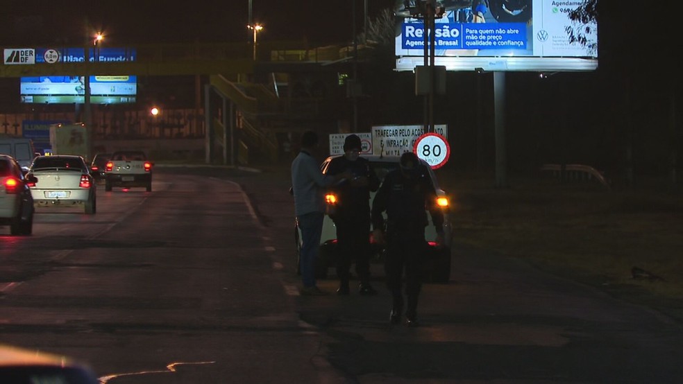 Testemunhas em cena de acidente com morte de pedestres na EPNB, no DF — Foto: TV Globo/Reprodução