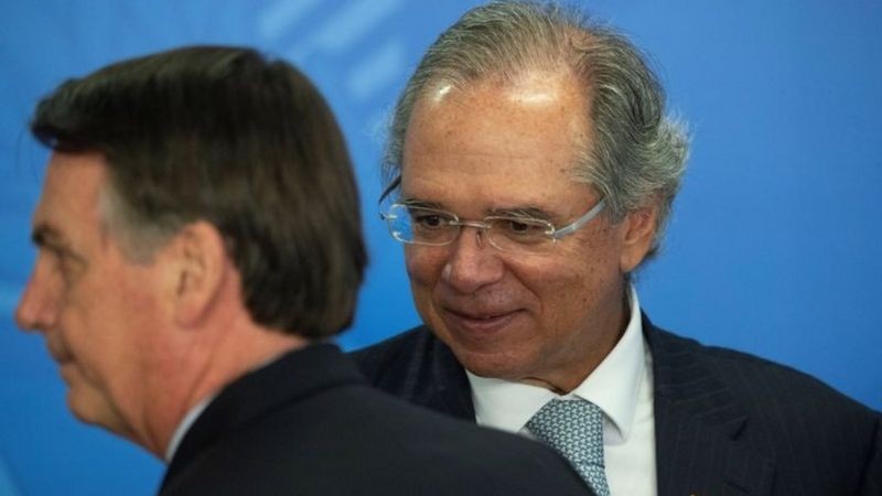 Desde que assumiu o Ministério da Economia, Paulo Guedes vem defendendo a privatização de empresas estatais, inclusive de 'braços' da Petrobras voltadas ao refino e transporte de petróleo (Foto: EPA/JOEDSON ALVES via BBC)
