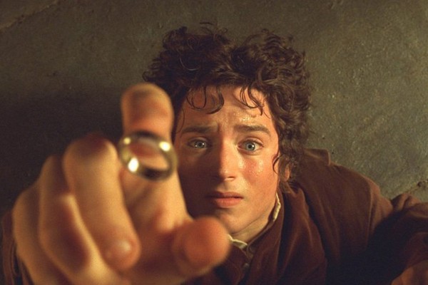 Elijah Wood como o hobbit Frodo em cena da trilogia O Senhor dos Anéis (Foto: Reprodução)