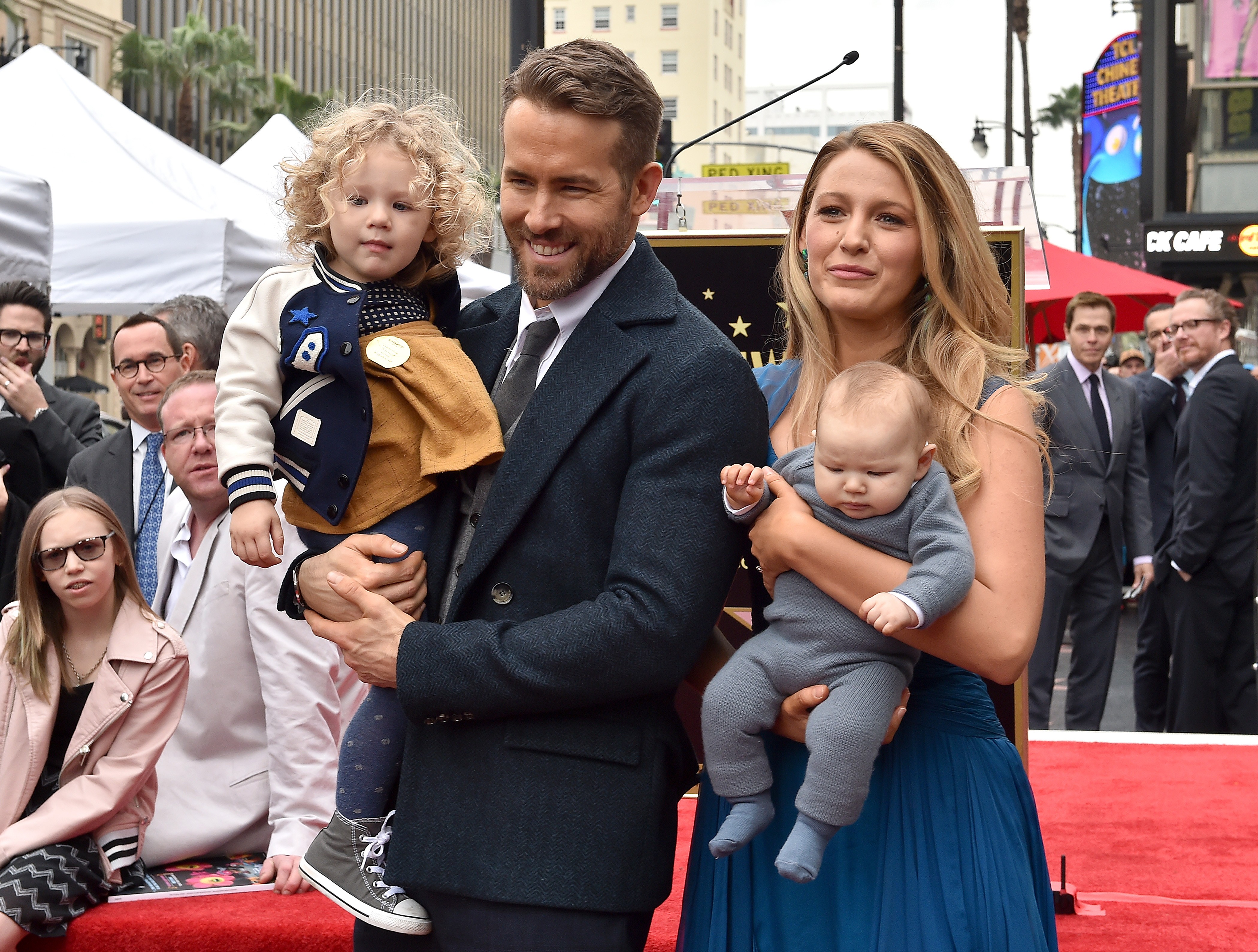 Os atores Ryan Reynolds e Blake Lively com suas duas filhas mais velhas, James e Inez, em 2016 (Foto: Getty Images)