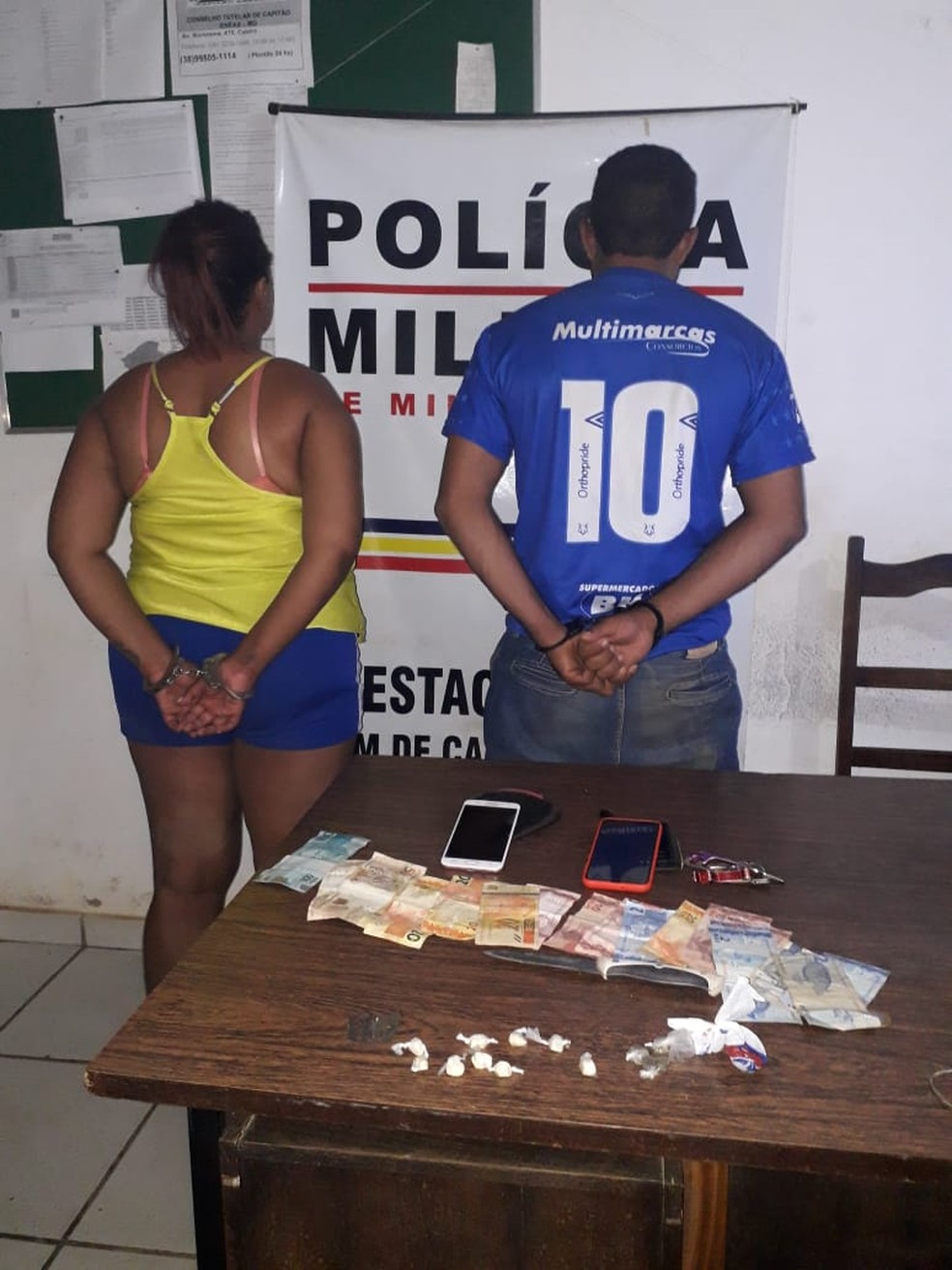 Casal foi preso em flagrante em bar  — Foto: Polícia Militar/ Divulgação