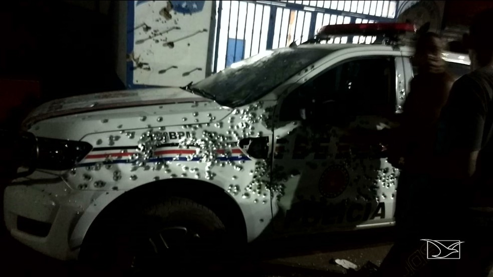 Viatura da Polícia Militar foi atingida por vários disparos. (Foto: Reprodução/TV Mirante)