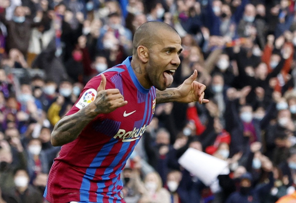 Dani Alves atualmente defende o Barcelona, da Espanha — Foto: Albert Gea/Reuters