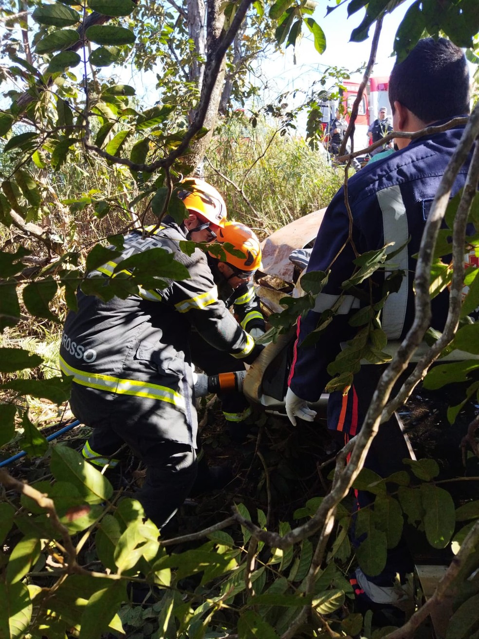 Mulher ficou presa às ferragens e foi socorrida pelos bombeiros — Foto: Corpo de Bombeiros