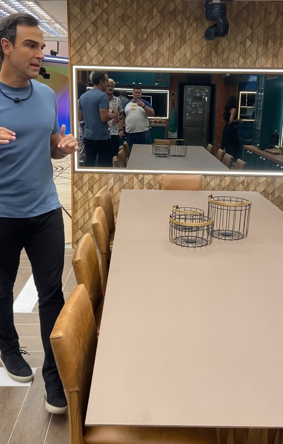 Tadeu Schmidt queria levar as cadeiras da cozinha do VIP para sua casa — Foto: Rafael Godinho/ QUEM