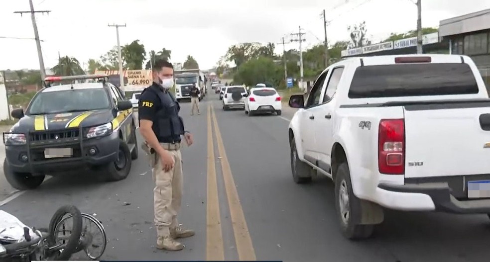 Motociclistas morrem após baterem de frente na BR-415, no sul da Bahia — Foto: Reprodução/TV Santa Cruz