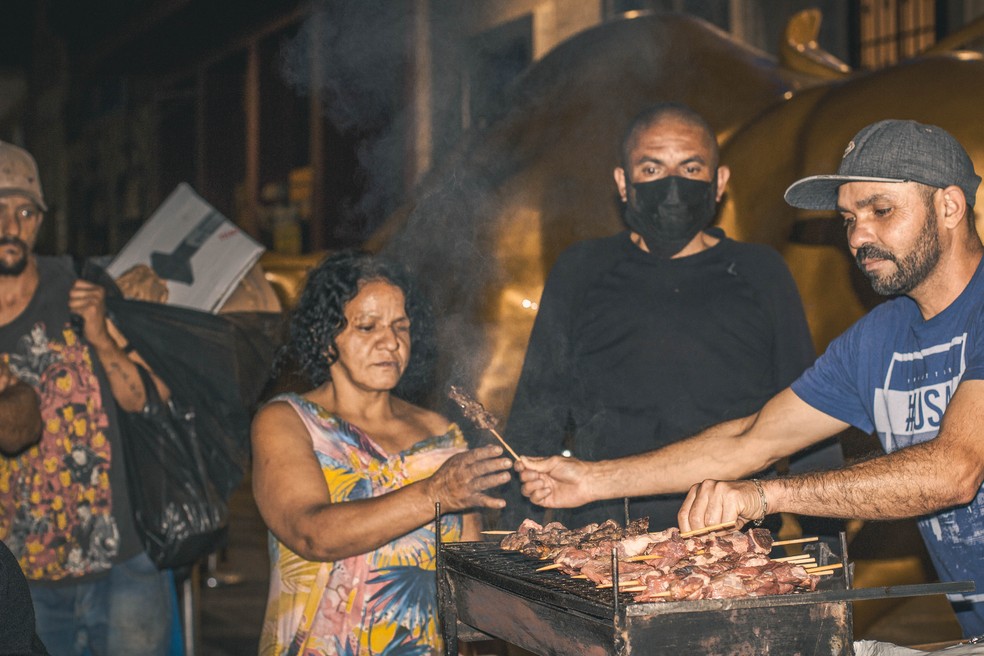 A carne foi comprada pelos organizadores e distribuída para pessoas em situação de rua e ambulantes.  — Foto: Divulgação/ SP Invisível