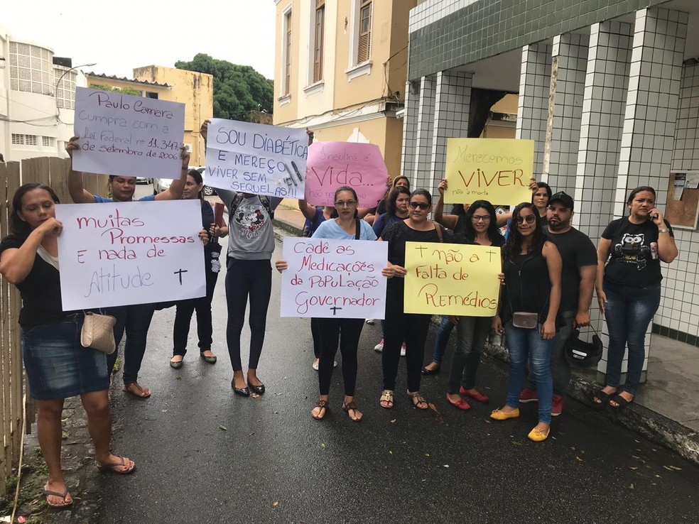 Pacientes fazem protesto em frente Ã  FarmÃ¡cia do Estado, no Recife, pedindo regularidade no fornecimento de remÃ©dios â Foto: ReproduÃ§Ã£o/WhatsApp