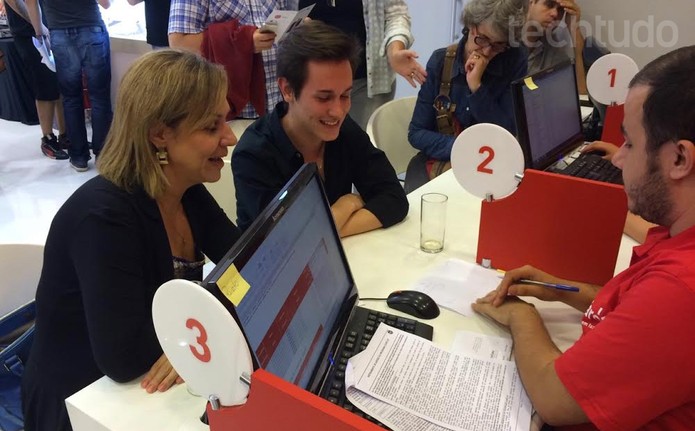 Patrícia Viana e Bruno Viana, primeiros compradores do iPhone 6 em São Paulo (Foto: Marcelo Paiva/TechTudo)