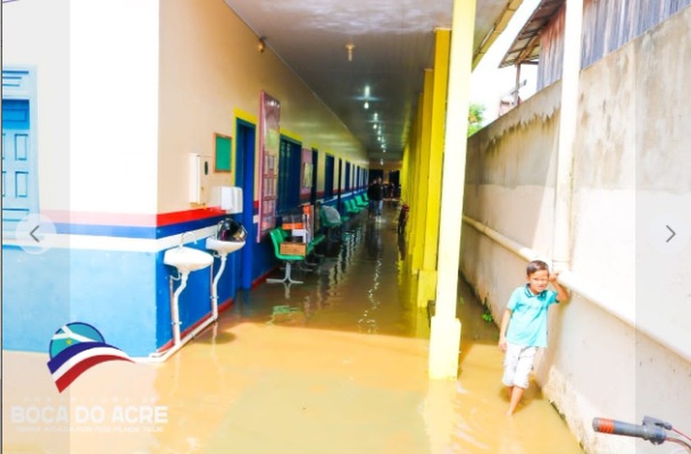 Escola alagada em Boca doAcre — Foto: Divulgação