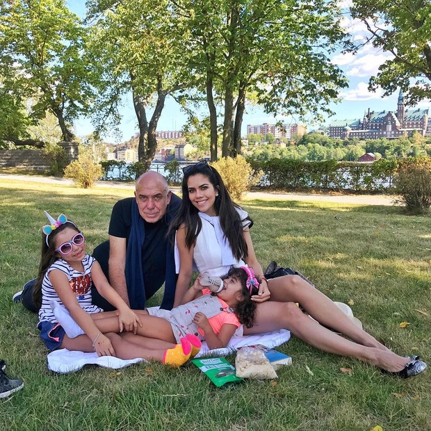 Daniela Albuquerque com o marido, Amilcare Dallevo, e as filhas, Antonella e Alice (Foto: Reprodução Instagram)