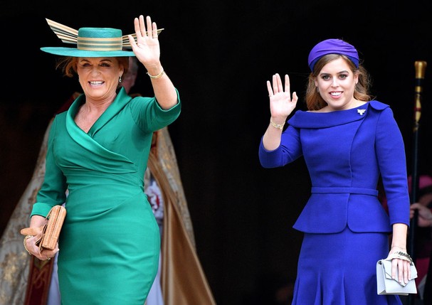 WINDSOR, UNITED KINGDOM - OCTOBER 12: (EMBARGOED FOR PUBLICATION IN UK NEWSPAPERS UNTIL 24 HOURS AFTER CREATE DATE AND TIME) Sarah Ferguson, Duchess of York and Princess Beatrice attend the wedding of Princess Eugenie of York and Jack Brooksbank at St Geo (Foto: Getty Images)