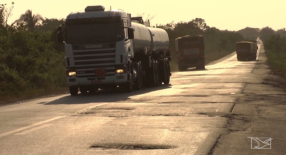 Trecho da BR-222 que fica entre a Baixada Maranhense e o Vale do Pindaré sofre com a falta de manutenção (Foto: Reprodução/TV Mirante)