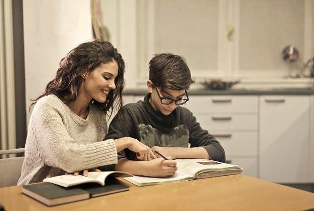 Filhos; crianças; lição de casa (Foto: Andrea Piacquadio / Pexels)