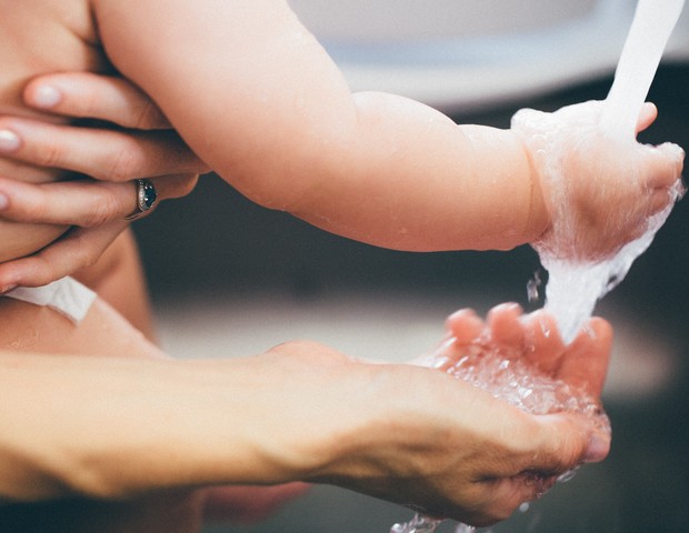 Lavar as mãos com água e sabão com frequência é uma das melhores maneiras de evitar o contágio pelo vírus (Foto: Pexels)