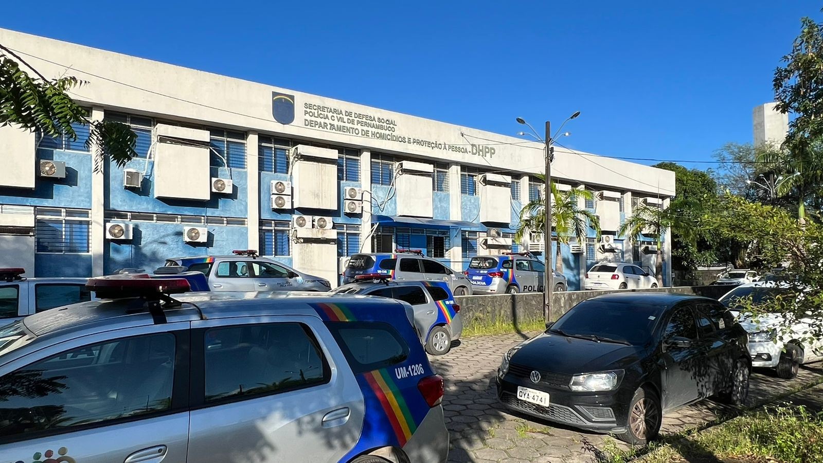 Dois homens são assassinados a tiros e outro fica ferido dentro de barbearia em Abreu e Lima, no Grande Recife 