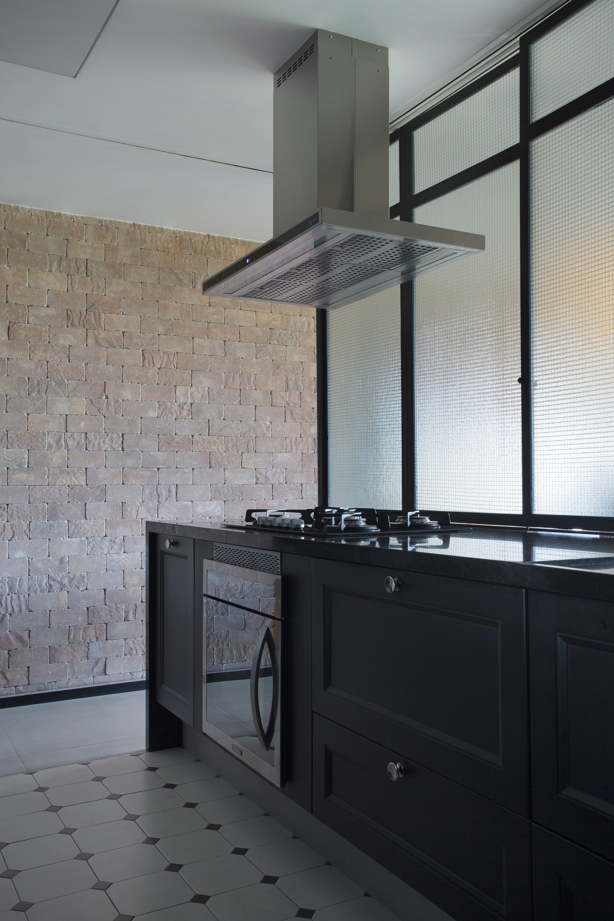 Décor do dia: cozinha preta com armário provençal e porta de correr (Foto: Denilson Machado/MCA Estúdio)