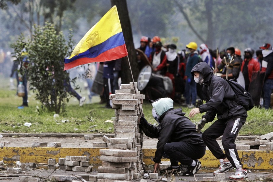 Manifestantes indígenas entram em confronto com a polícia no parque El Ejido, em Quito