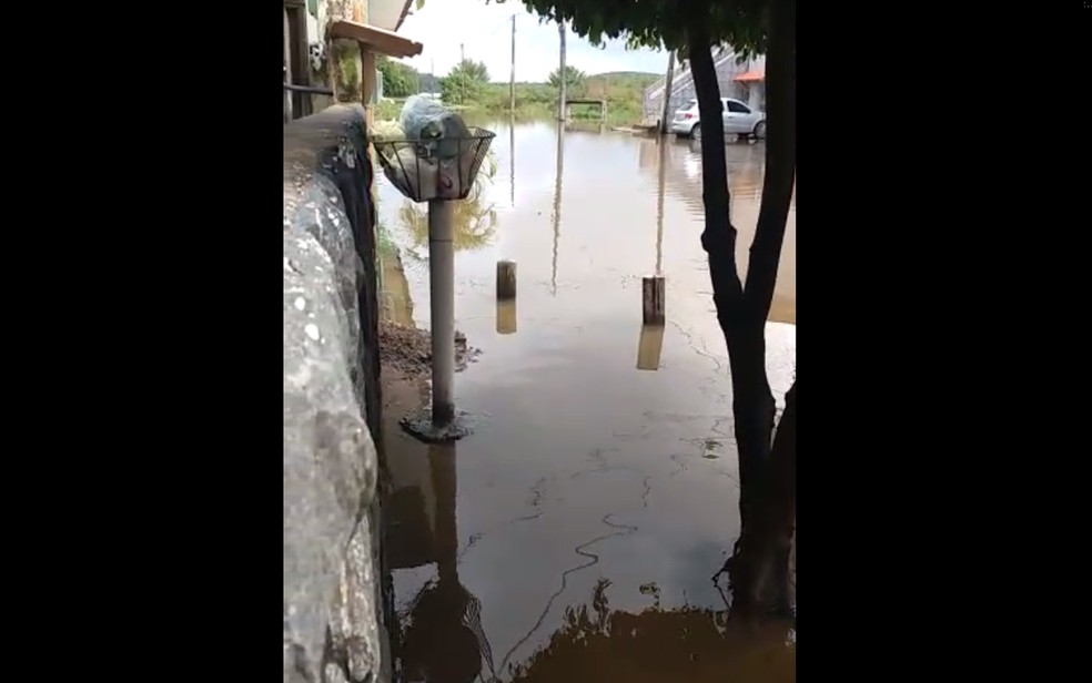 Moradores reclamam de ruas alagadas em Porto de Galinhas, em Ipojuca, neste sábado (22) (Foto: Cléo Santos/WhatsApp)