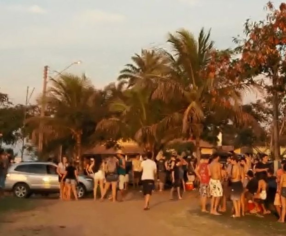 Festa em clube às margens do Rio Tietê gera aglomeração de pessoas em São Manuel — Foto: Arquivo pessoal