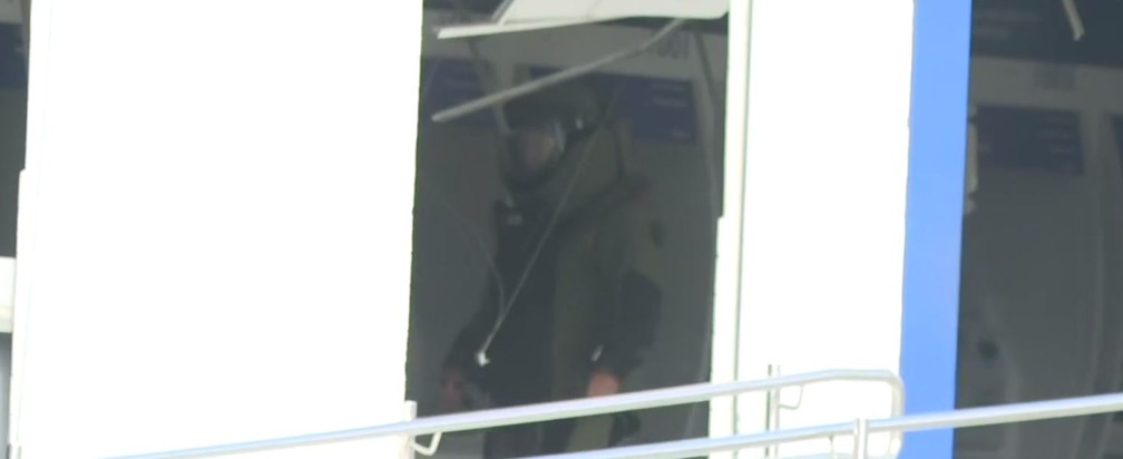 Policial do Esquadrão Antibomba no interior da agência. — Foto: Reprodução/TV Globo