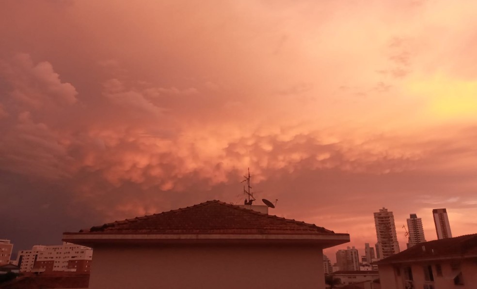 Nuvem 'mammatus' aparece em Santos, SP, e chama a atenção de moradores  — Foto: Rodolfo Bonafim