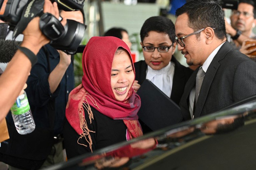 Indonésia Siti Aisyah sorri ao deixar o Supremo Tribunal Shah Alam, nos arredores de Kuala Lumpur, nesta segunda-feira (11). Ela foi inocentada da acusação de assassinato de Kim Jong Nam, o meio irmão do líder norte-coreano Kim Jong-un — Foto: Mohd Rasfan / AFP