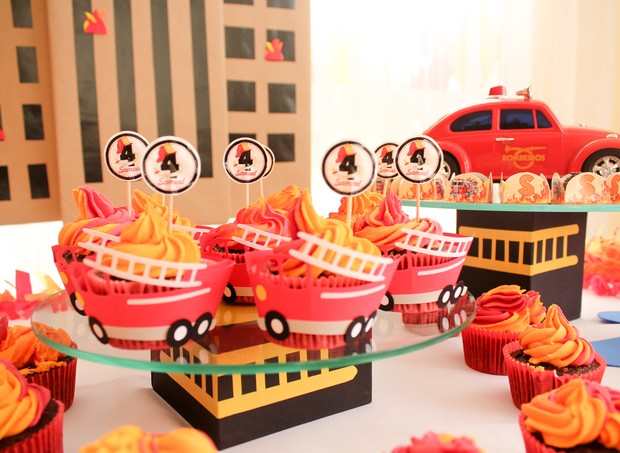 Cupackes em formato de carro de bombeiro (Foto: Arquivo Pessoal)