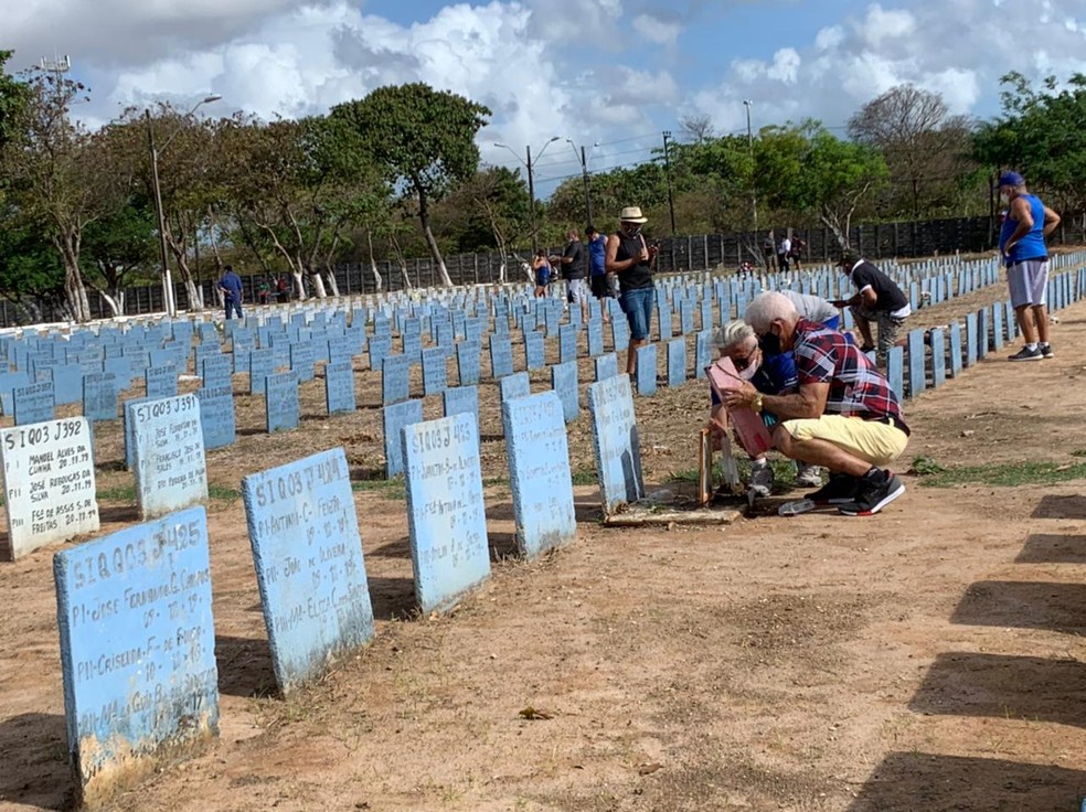 Cemitério do Bairro Bom Jardim tem movimentação tranquila nas primeiras horas da manhã desta terça-feira (2) — Foto: Halisson Ferreira