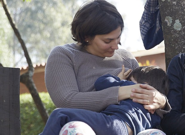 Milena amamentando o filho, Antônio, 3 anos (Foto: Arquivo pessoal/ Milena Guiotti)