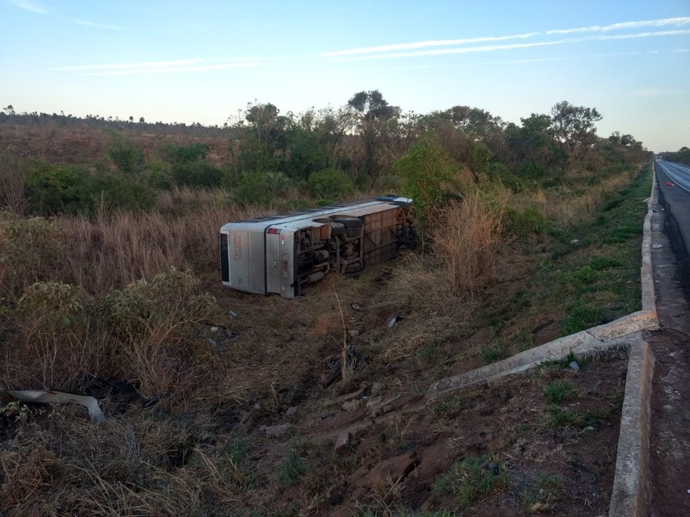Ônibus bate em duas motos e tomba pra fora da pista — Foto: Assessoria de Comunicação 7º BBM/Divulgação
