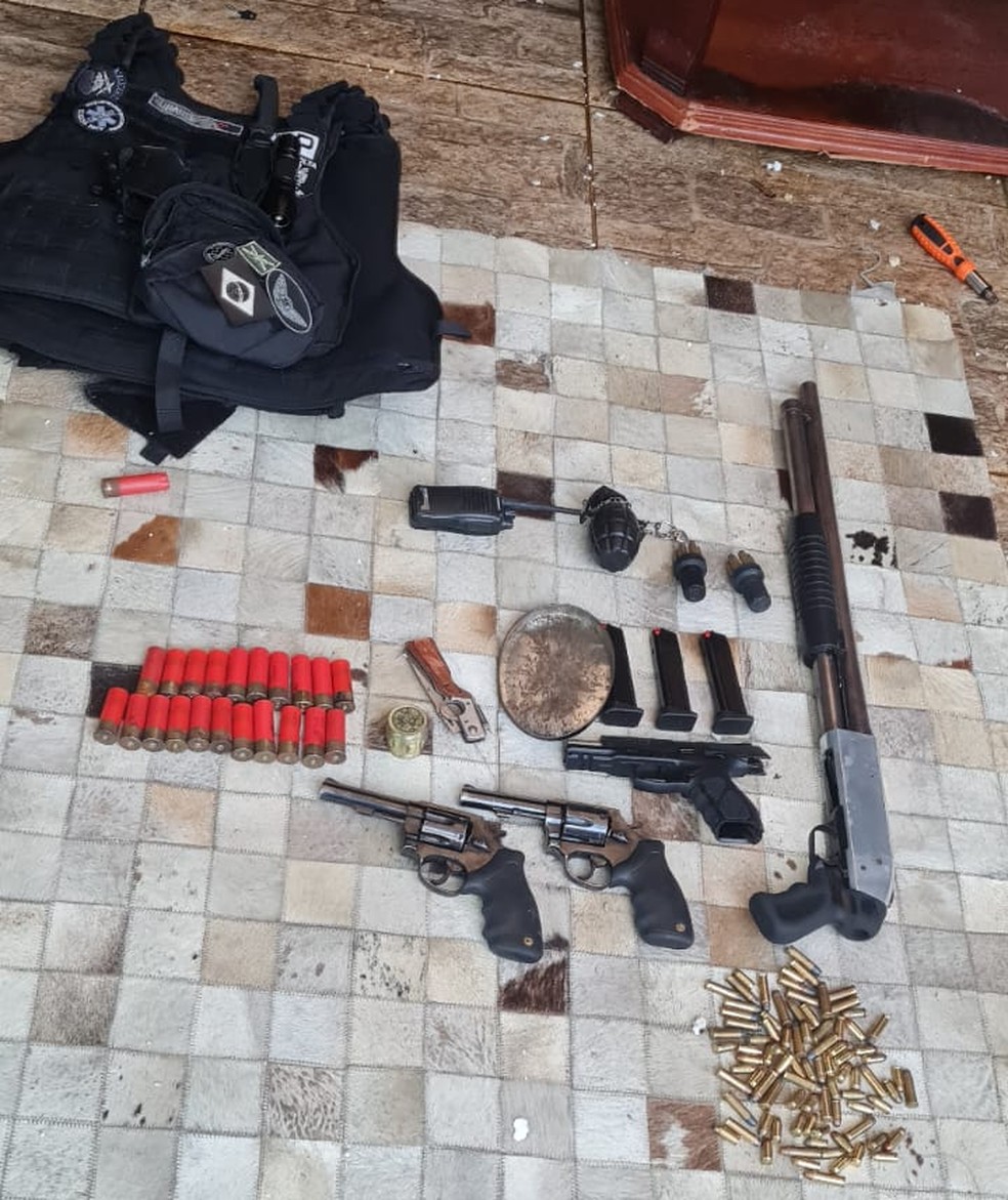 Armas, balas e colete balístico apreendidos na casa de homem encontrado morto em Araquari — Foto: Polícia Civil/Divulgação