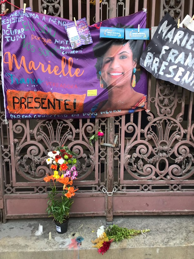 Artistas e populares prestam homenagem a vereadora Marielle Franco (Foto: QUEM)