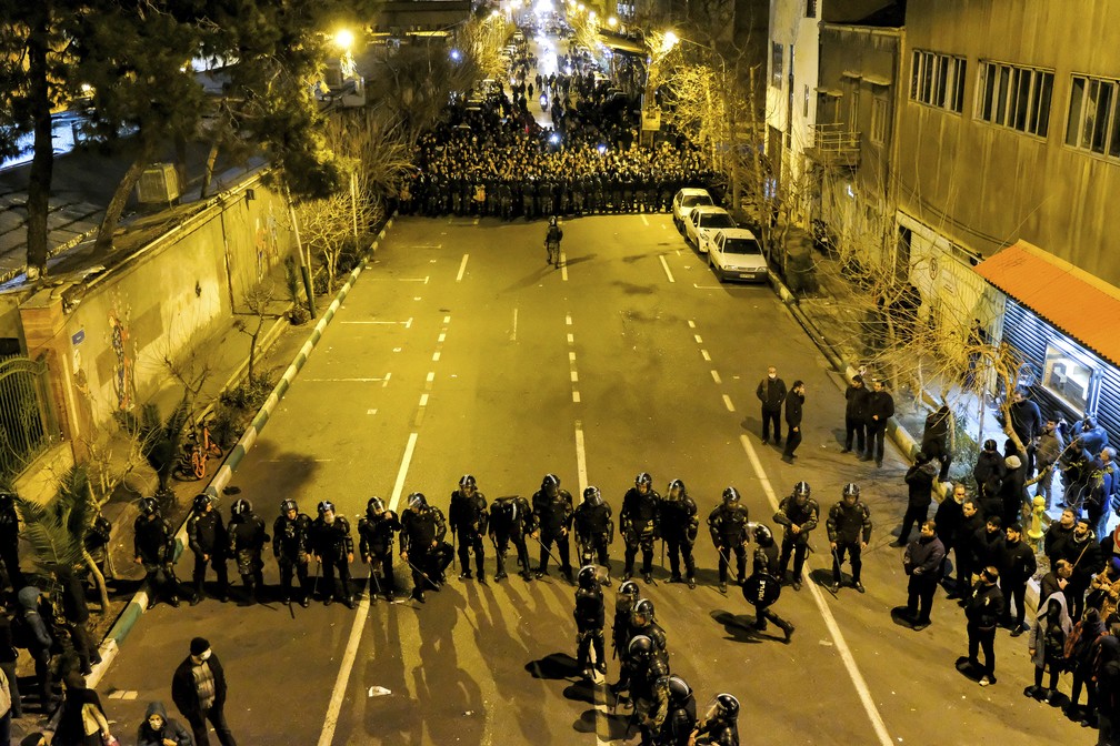 Foto de sábado divulgada nesta terça-feira (13) mostra policiais em formação para conter manifestantes contra o governo do Irã em Teerã após derrubada de avião ucraniano — Foto: AP Photo