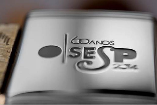 As 50 peças exclusivas virão com emblema do aniversário de 60 anos da OSESP (Foto: Divulgação)