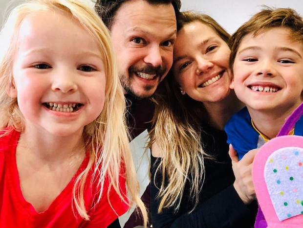 Guilherme Berenguer com a mulher, Bianca Cardoso, e os filhos, Sebastian e Rebecca, em quarentena nos EUA (Foto: Reprodução/Instagram)