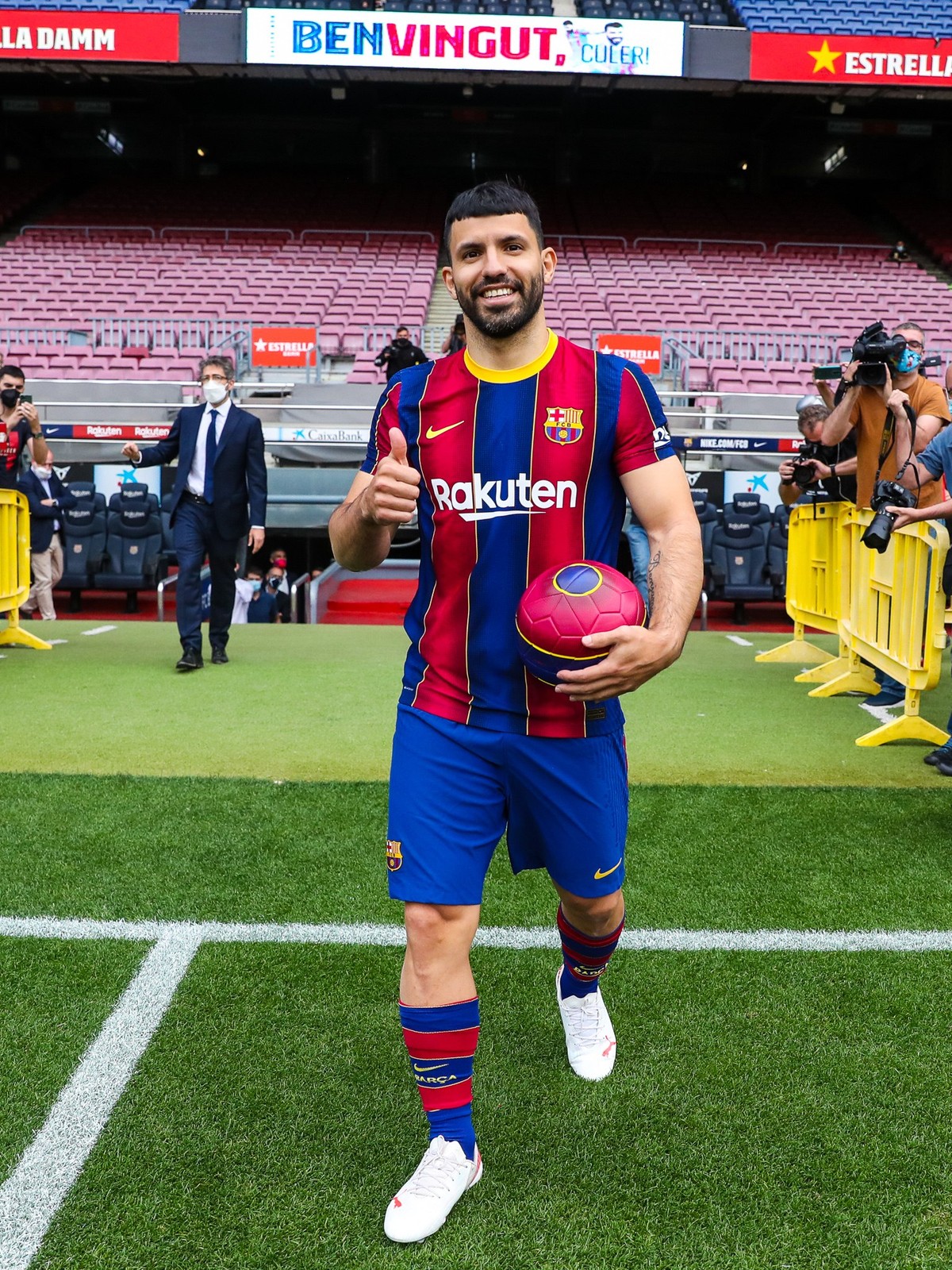 Barcelona anuncia a contratação de Sergio Agüero