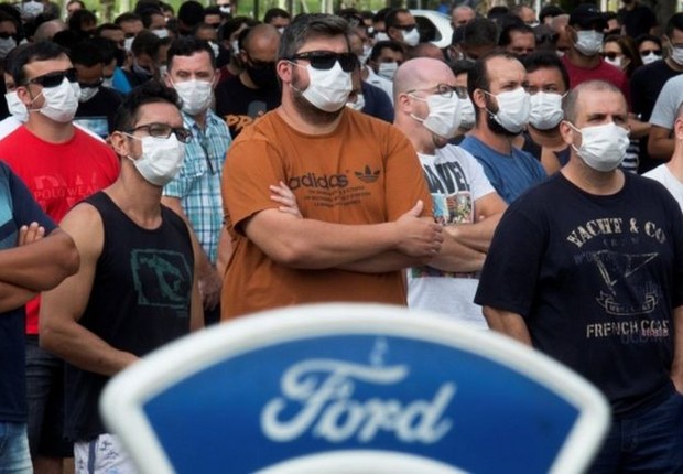 Funcionários da fábrica da Ford em Taubaté (SP) se reuniram em frente à unidade após empresa americana anunciar fechamento desta e outras duas fábricas no Brasil (Foto: REUTERS/CARLA CARNIEL via BBC)