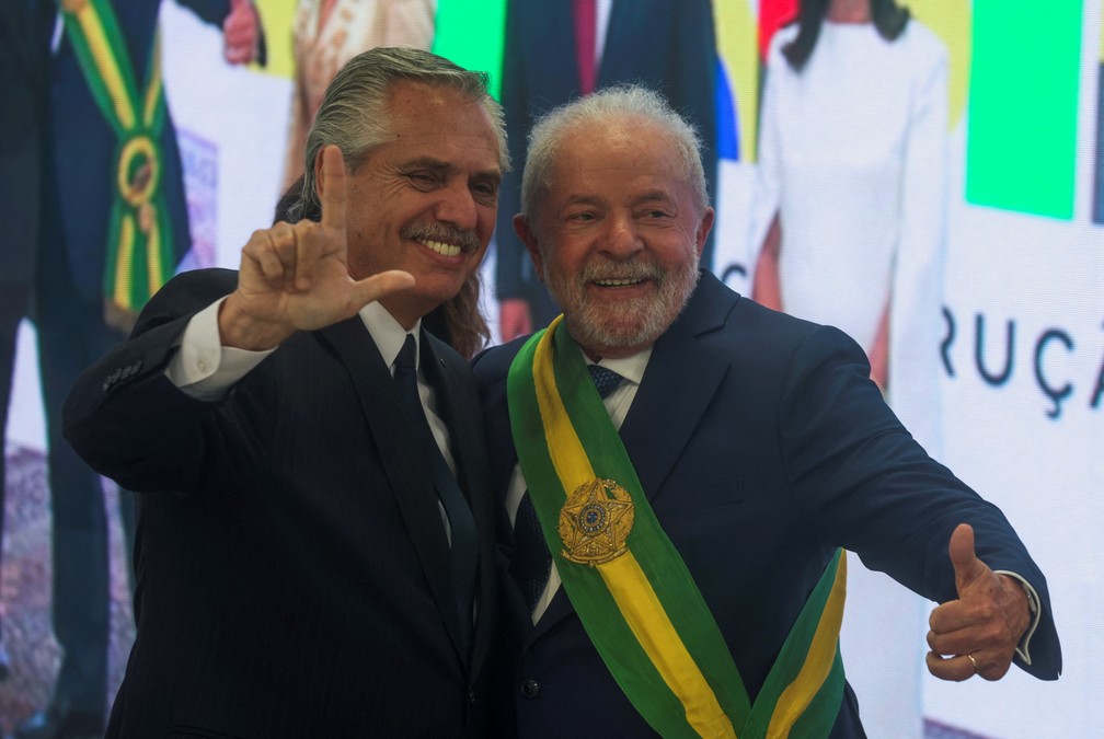 Lula posa com o presidente da Argentina, Alberto Fernandez — Foto: REUTERS/Ricardo Moraes
